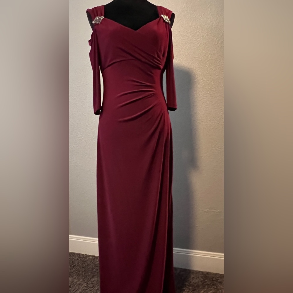 R&M Richards dress long formal Sz 8 red wine color can use with /without sleeve;